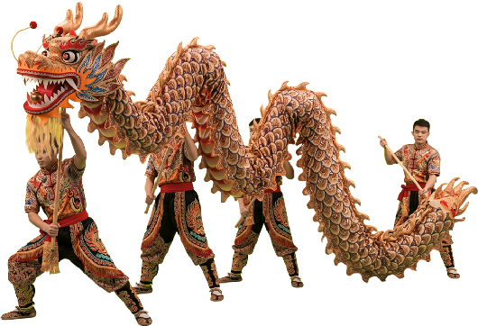 dragon de un danza tradicional china con cuatro hombres cargándolo con vestimentas tradicionales.